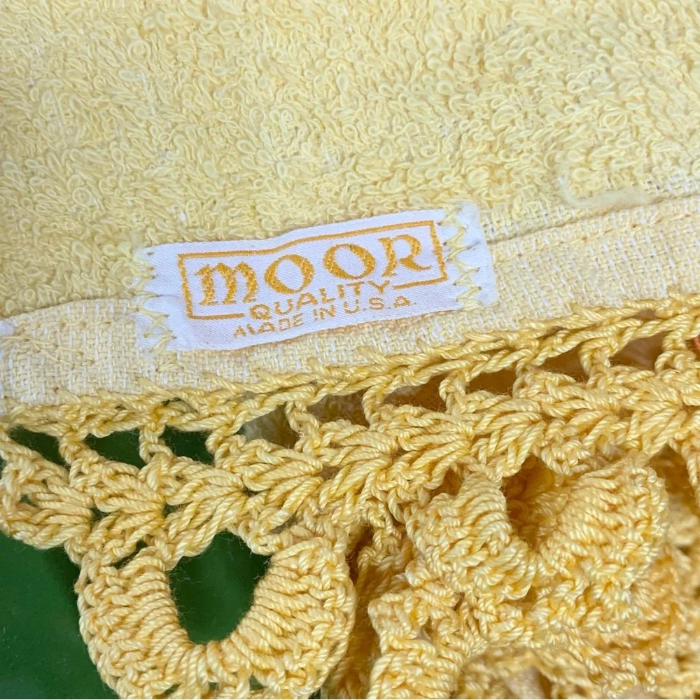 70s Crochet Edge Towel Set